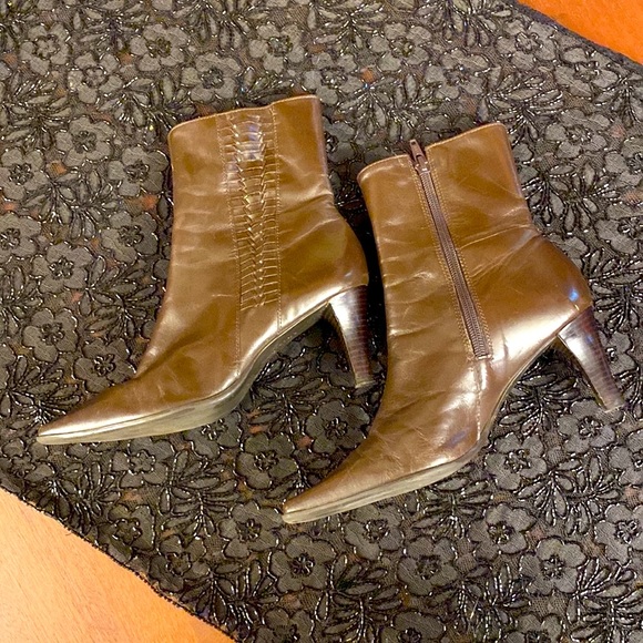 3 Pair of Michelle D Boots - Picture 5 of 10